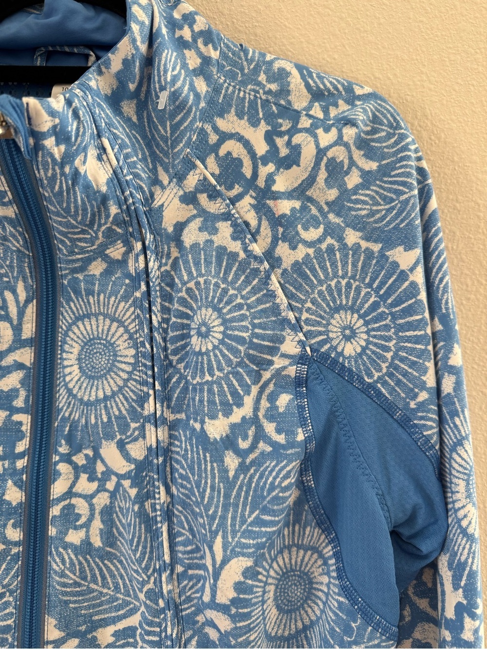 Lululemon Travel to Track Blue Floral Print Women's Jacket size 10 - Picture 10 of 13